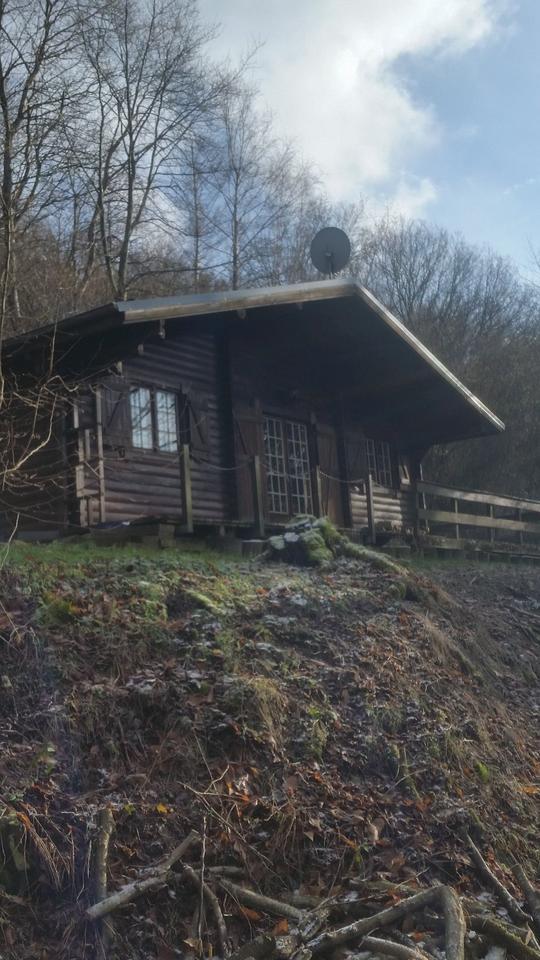 Nähe Osburg ( Hunsrück ) Holzblockhaus im Wald