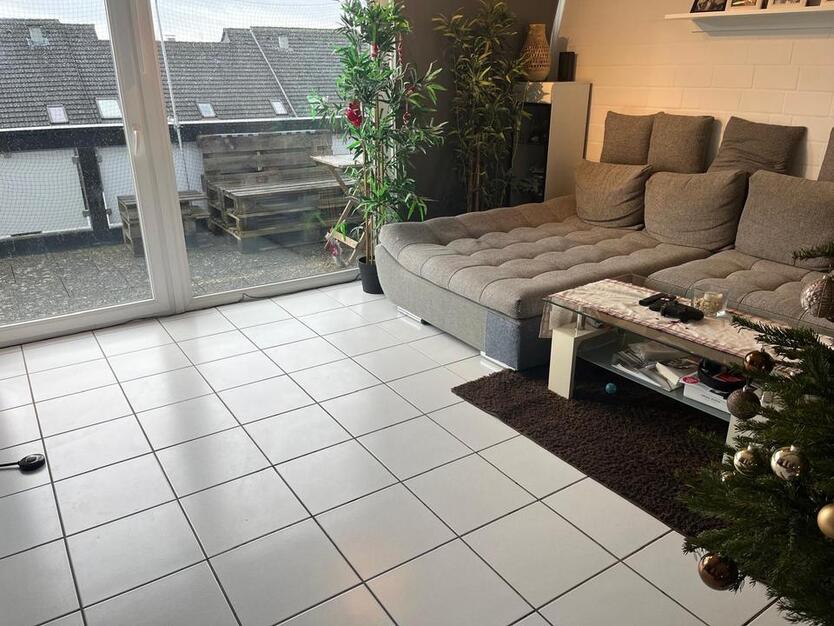 Schöne helle 3 Zimmer Wohnung mit Balkon und Küche