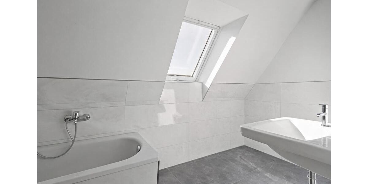 Dachgeschoßwohnung Bitterfeld-Wolfen Bitterfeld - 4 Zimmer, 93 m&sup2;, 840&euro; | Angebot:25569007