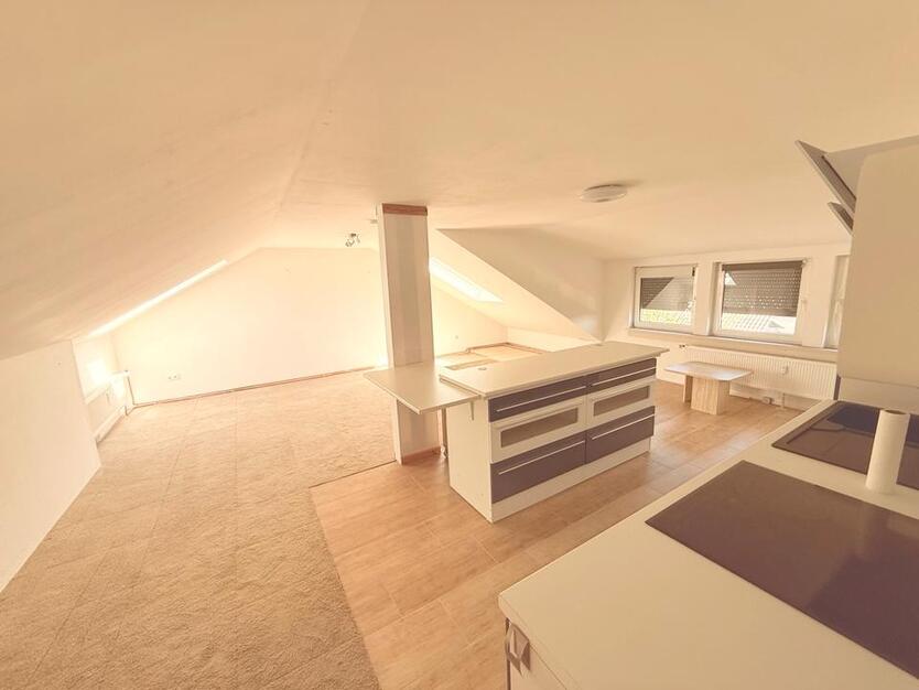 Weitefeld: Helle DG-Whg.- Wohnküche, 64m2, 2 Zimmer+Garage