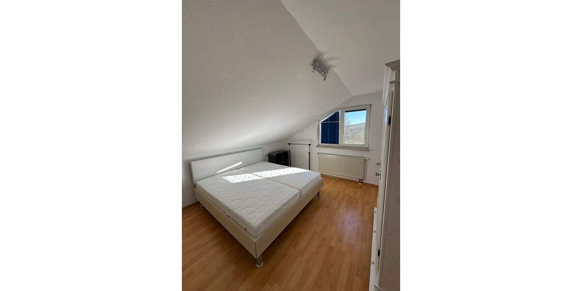 Schöne 2-Zimmer-Dachgeschoss-Wohnung mit Einbauküche 2 zimmer