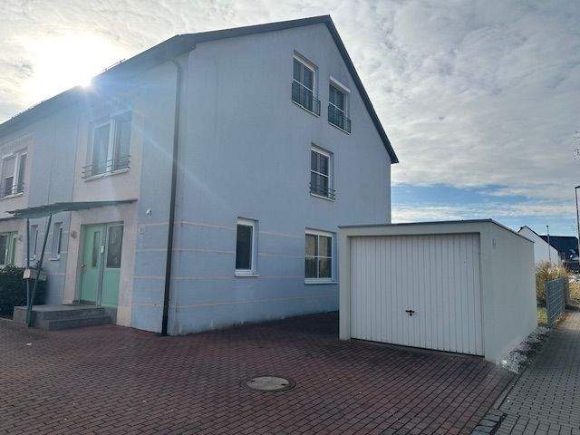 Doppelhaushälfte Weiden Rehbühl - 6 Zimmer, 136 m&sup2;, 1.350&euro; | Angebot:25107451