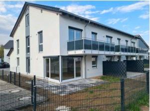 NEUBAU! 3-Zimmer-BalkonWohnung mit zwei Stellplätzen (KfW55)