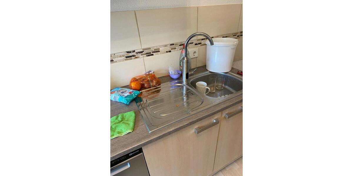 Sehr schöne und helle 2 Zimmer-Wohnung in zentraler Lage zimmer