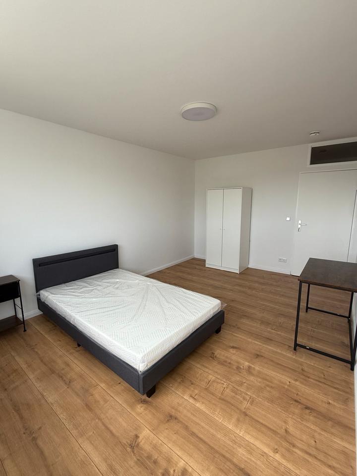 Großes WG Zimmer in renovierte Wohnung in Westend Berlin