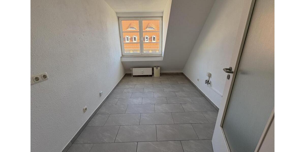 Dachgeschoßwohnung Zwickau - 2 Zimmer, 65 m&sup2;, 430&euro; | Angebot:26338051
