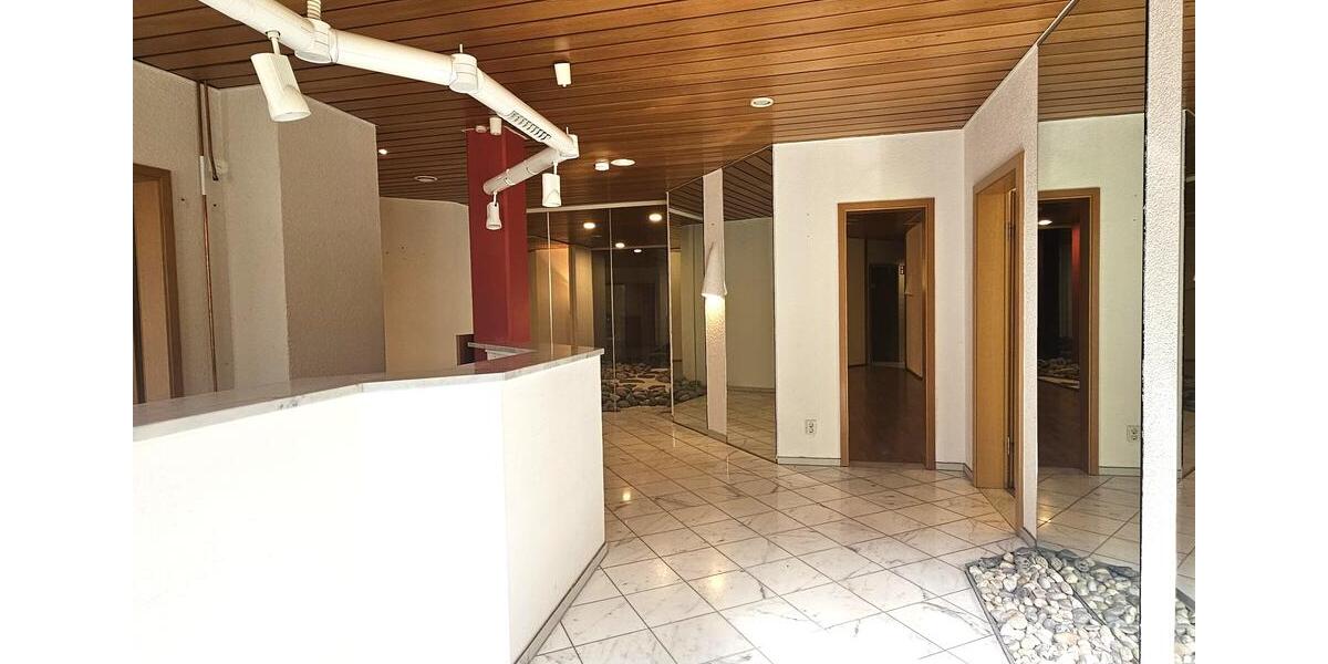 Außergewöhnliche Gewerbefläche für Kosmetik, Sport, Musik, Kunst oder ärztliche Einrichtungen mit viel Platz und kleinem Außenbereich, Parkplatzanmietung möglich zimmer