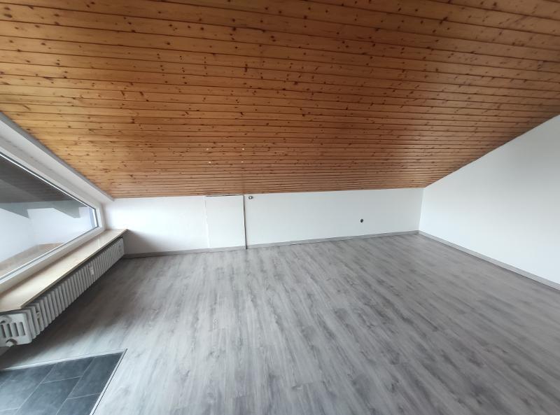 3- Zi. DG Wohnung mit 2 Balkonen und Garage