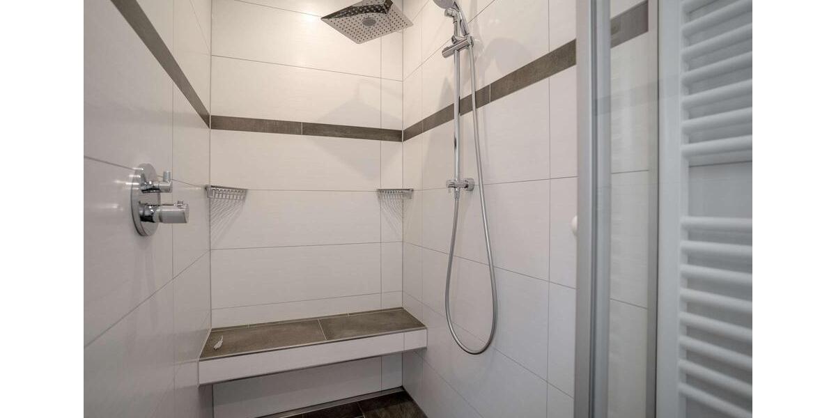 Dachgeschoßwohnung Hage - 3 Zimmer, 93 m&sup2;, 895&euro; | Angebot:25057172