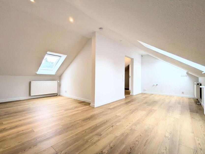 Frisch renoviert! Schönes WG-Zimmer in DG-Wohnung für junges Wohnen nahe Oldenburg Wildenloh
