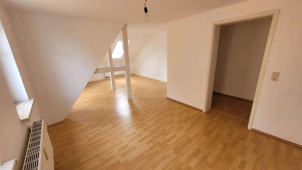 Dachgeschoßwohnung Limbach-Oberfrohna Oberfrohna - 2 Zimmer, 37 m&sup2;, 220&euro; | Angebot:26211120