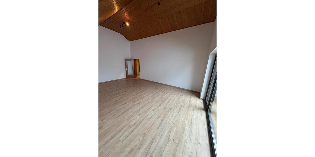 3-Zimmer-DG-Wohnung mit voll überdachter Dachterrasse – ab sofort 3 zimmer