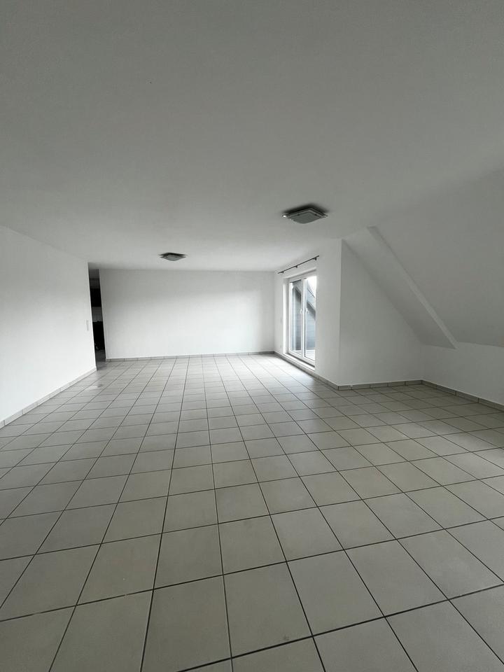helle Wohnung mit Südbalkon mit Küche, E-Geräte und Stellplatz