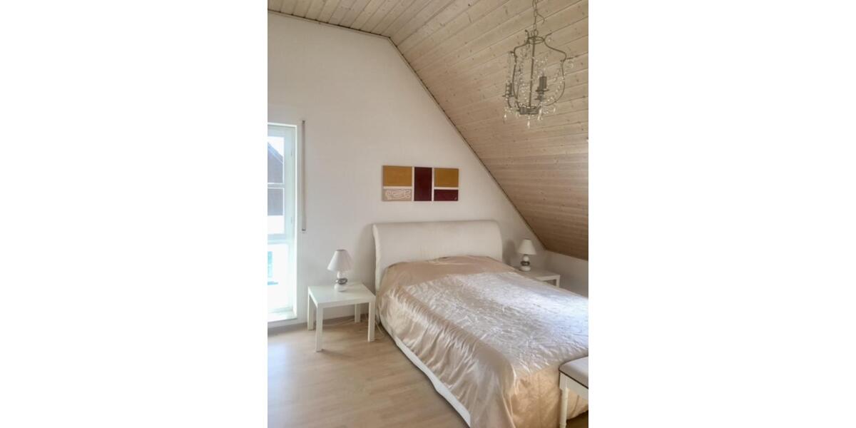 Möblierte, ruhige & lichtdurchflutete Dachgeschoss-Wohnung 2 zimmer