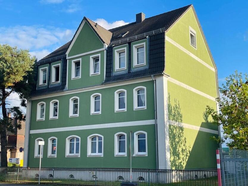 Charmante Mietwohnung 3-Raum-Dachgeschosswohnung mit EBK & Garage zimmer