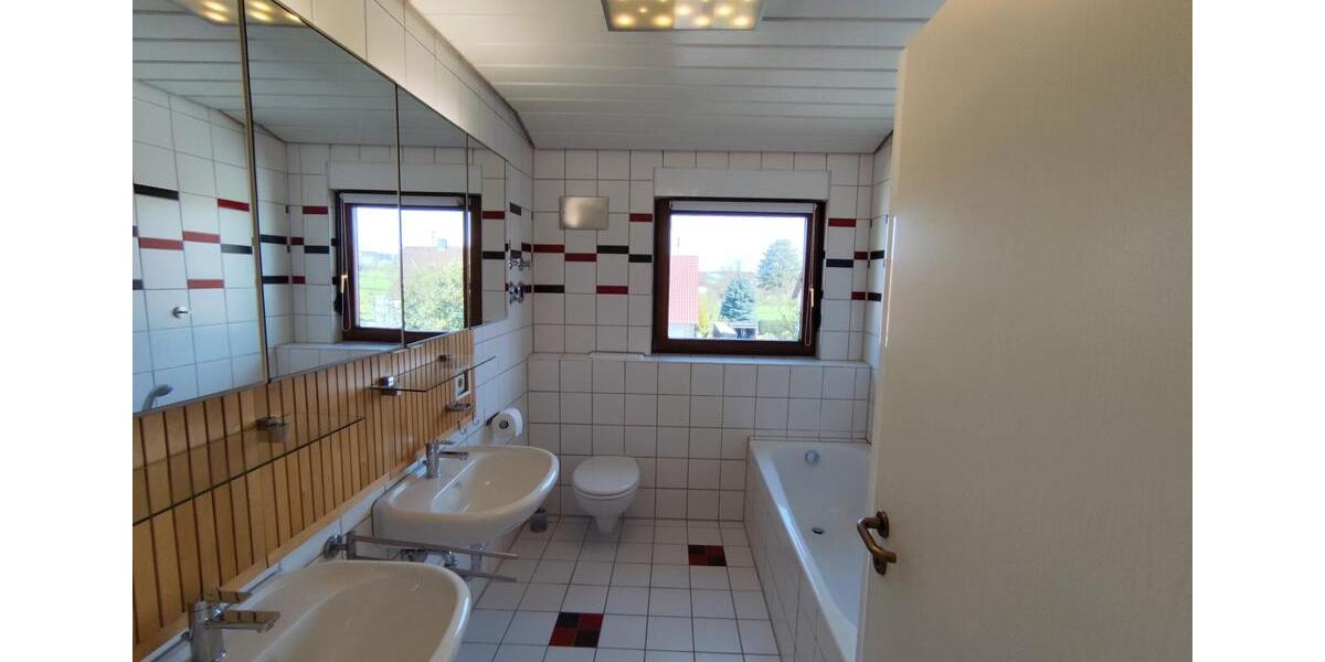 Dachgeschoßwohnung Neuenbürg - 3.5 Zimmer, 85 m&sup2;, 1.230&euro; | Angebot:26050720