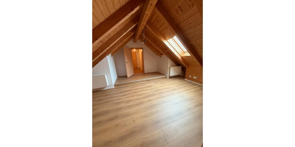 Dachgeschoßwohnung Ergolding - 5 Zimmer, 130 m&sup2;, 1.665&euro; | Angebot:26269095