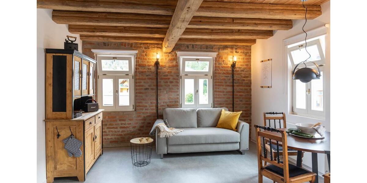 2-Zimmer Apartment mit erhaltener Holzbalkendecke mit Kaminofen, Pantry-Küche, separatem Schlafzimmer, Smart-TV, WLAN & kostenfreiem Parkplatz 2 zimmer