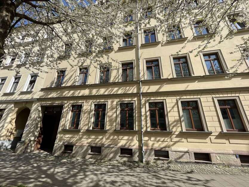 mit 360° Rundgang! Sanierte 2 Zimmer mit Balkon + großer Küche am Brühl! 2 zimmer