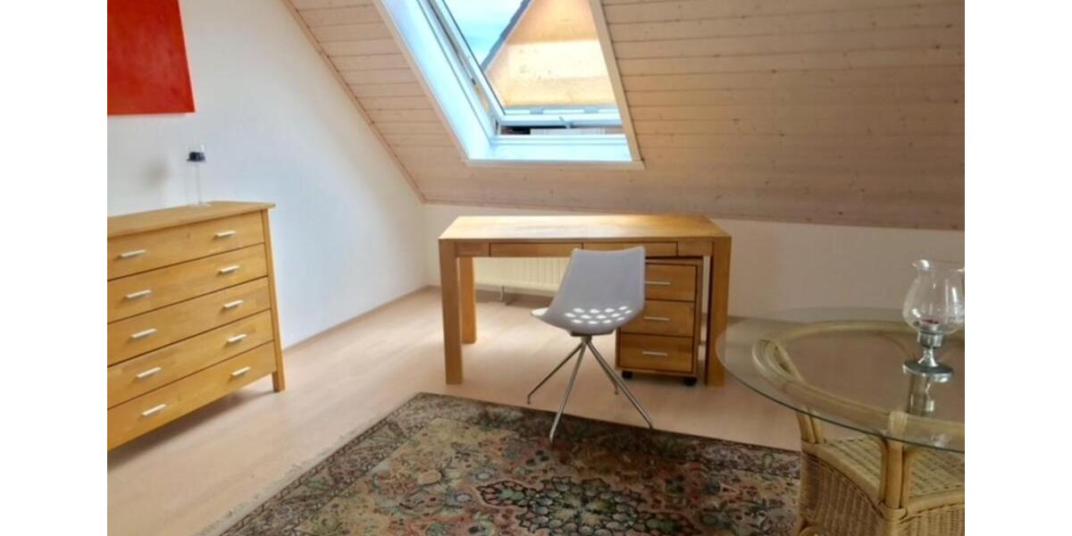 Möblierte, ruhige & lichtdurchflutete Dachgeschoss-Wohnung 2 zimmer