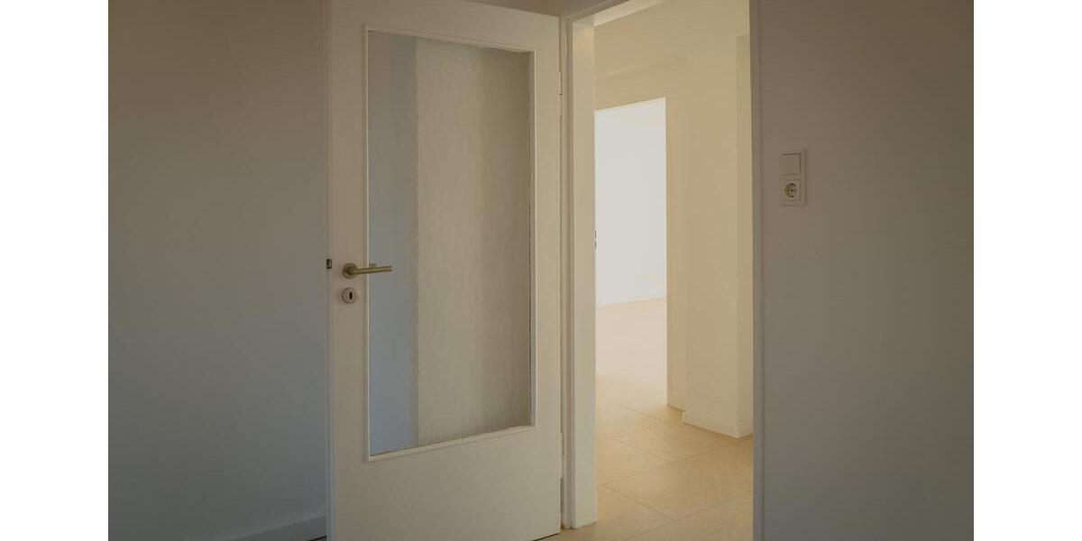 Helle renovierte 3-Zimmer-Wohnung mit neuer Einbauküche (Video) 3 zimmer