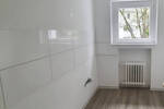 *Modernisierte 3-Zimmer-Wohnung mit Balkonblick ins Grüne* Tageslichtbad mit Wanne, Vinyl-Boden