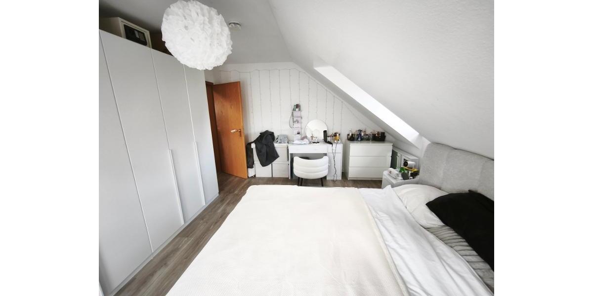moderne 3 Zi. DG (2. OG) Wohnung mit Balkon und KFZ-Stellplatz - Etagenwohnung Uehlfeld | Angebot:26704502