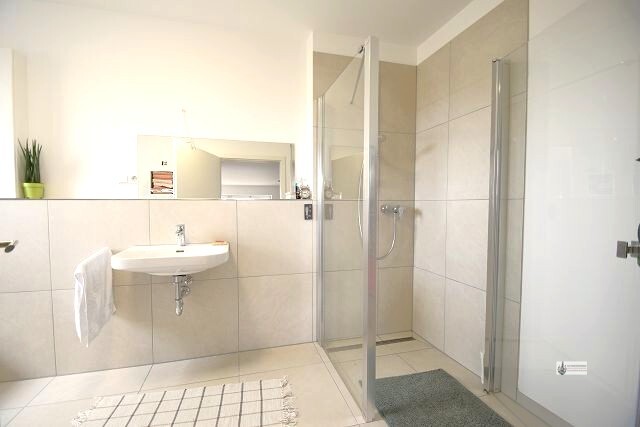 2-Zimmer-OG-Wohnung + 65,80 m² Wohnfläche + Aufzug + Balkon + Carport + EBK kann übernommen werden