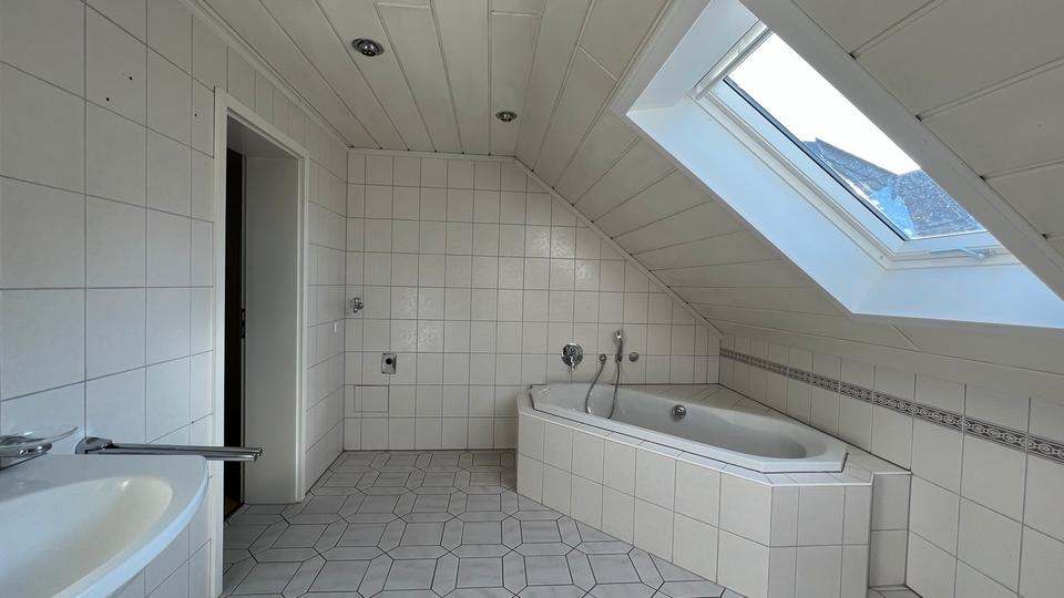 Dachgeschoßwohnung Hohenstein-Ernstthal Ernstthal - 4 Zimmer, 105 m&sup2;, 700&euro; | Angebot:24380399