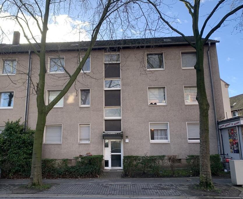 Bei VIVAWEST die Sonnenstrahlen auf dem eigenen Balkon genießen. zimmer