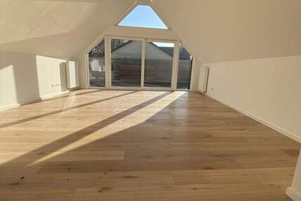 Alt-Wittlaer: Kernsanierte Premium-Doppelhaushälfte in direkter Rheinnähe 5 zimmer