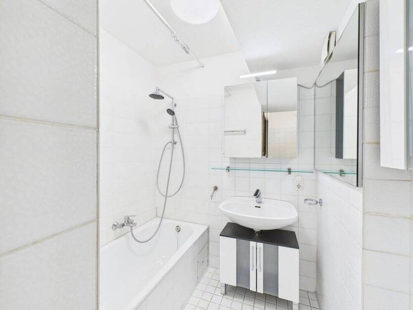 Lichtdurchflutete 3-Zimmer-Dachgeschoßwohnung mit Südbalkon, Einbauküche & ruhigem SchlafZimmer