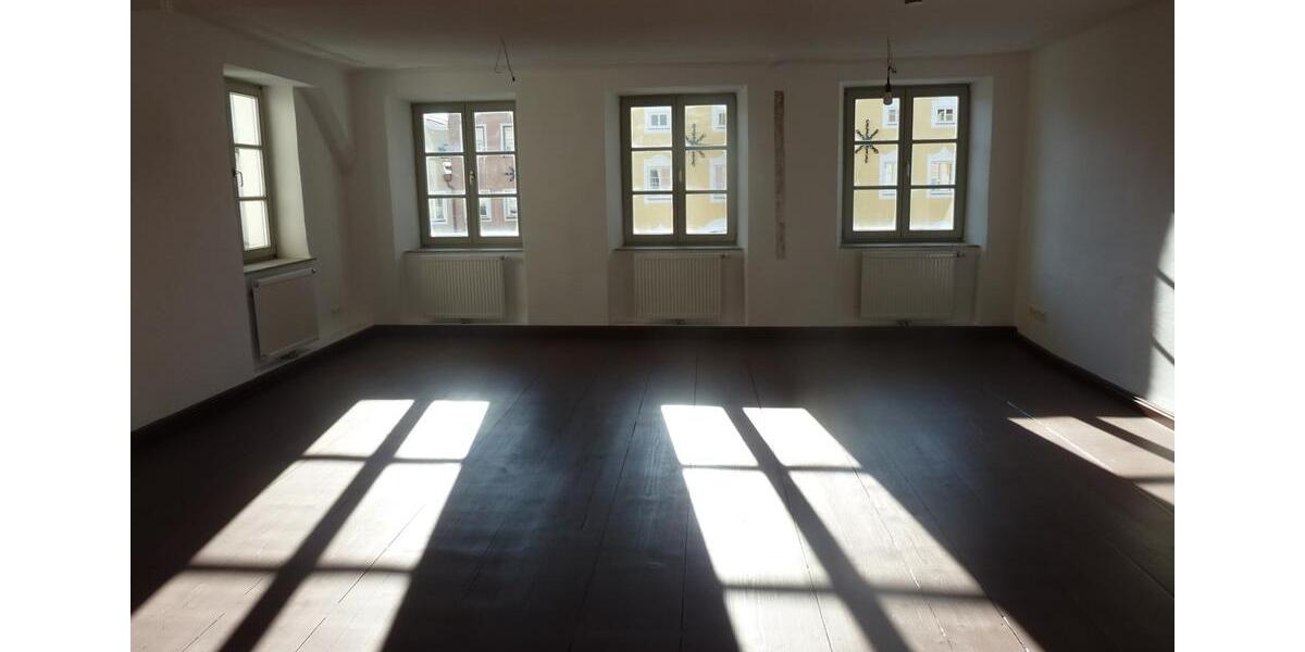 *Wunderschöner Altbau* Renovierte, großzügige Maisonettewohnung mit Dachterrasse in zentraler Lage 4 zimmer