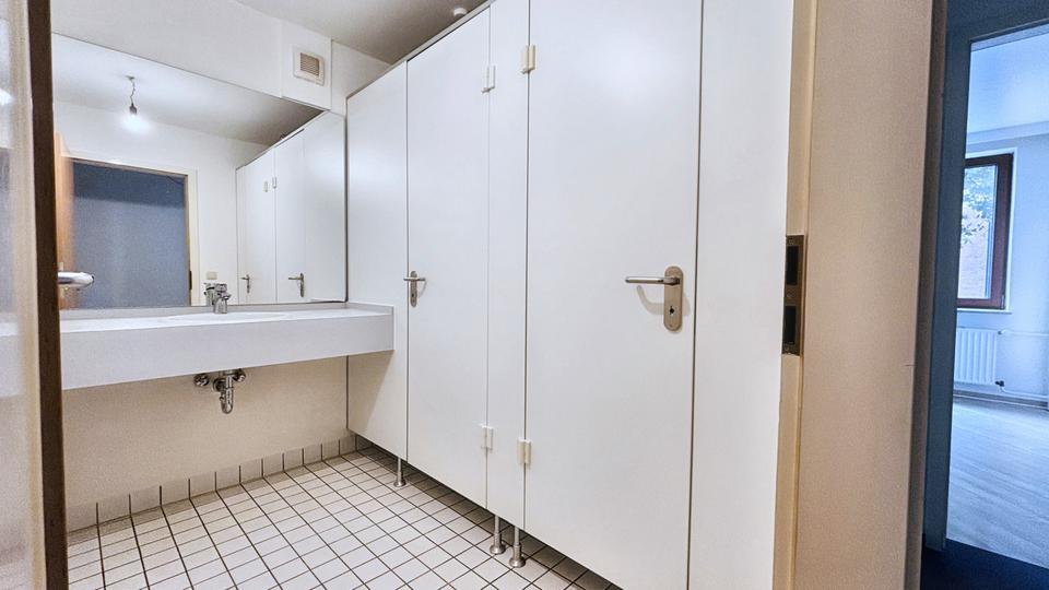 Attraktive und vielseitig nutzbare Büro-Praxiseinheit in zentraler Lage von Kiel zimmer
