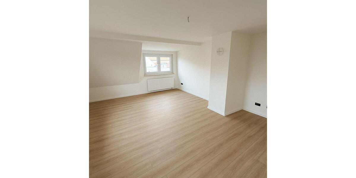 Erstbezug nach Sanierung - 4,5-Zimmer-Wohnung mit Balkon, Gartenanteil, 2 Stellplätzen 4 zimmer