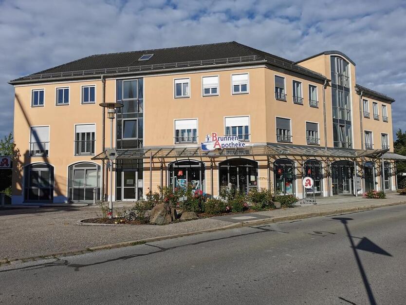 Stadt Landau: Hochwertige Büroflächen m. Lift, zentrale Lage mit guter Sichtbarkeit u. gr. Parkplatz