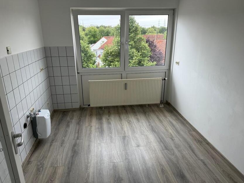 Auf Wunsch neue Einbauküche für Sie – sanierte BalkonWohnung zu sofort bezugsfertig