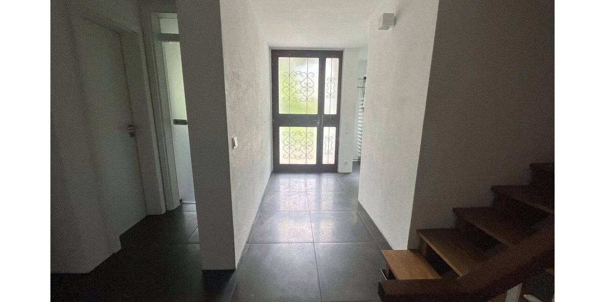 Reihenmittelhaus Stuttgart Nord - 7 Zimmer, 183 m&sup2;, 2.725&euro; | Angebot:26926626