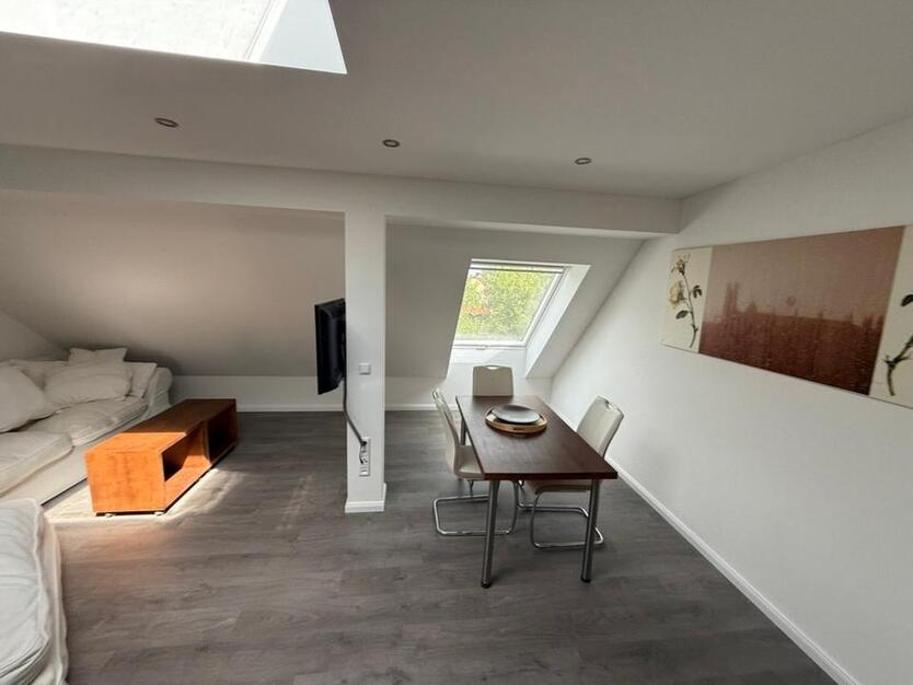 Vollmöblierete Helle 2-Zimmer-Dachgeschosswohnung zimmer