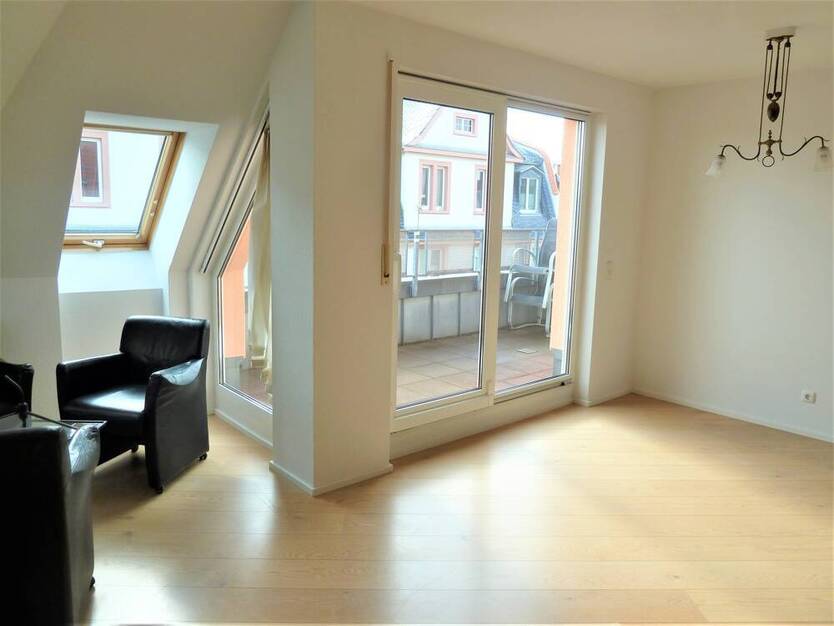 Dachgeschoßwohnung mit Aufzug und Terrasse in urbaner Lage