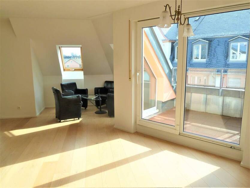 Dachgeschoßwohnung mit Aufzug und Terrasse in urbaner Lage