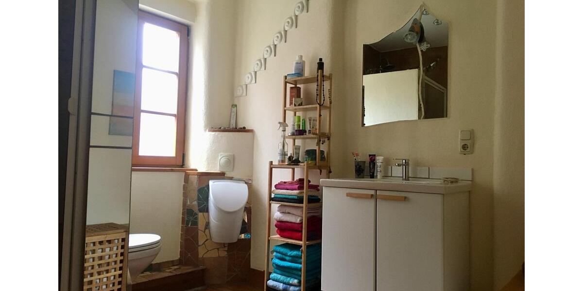 Geräumiges Dachgeschoss in tierfreundlichem Haus mit Garten 1 zimmer