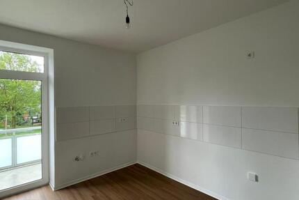 **FRISCH SANIERT**HELLE 2-Zimmerwohnung MIT BALKON + GROßEM TAGESLICHBAD**