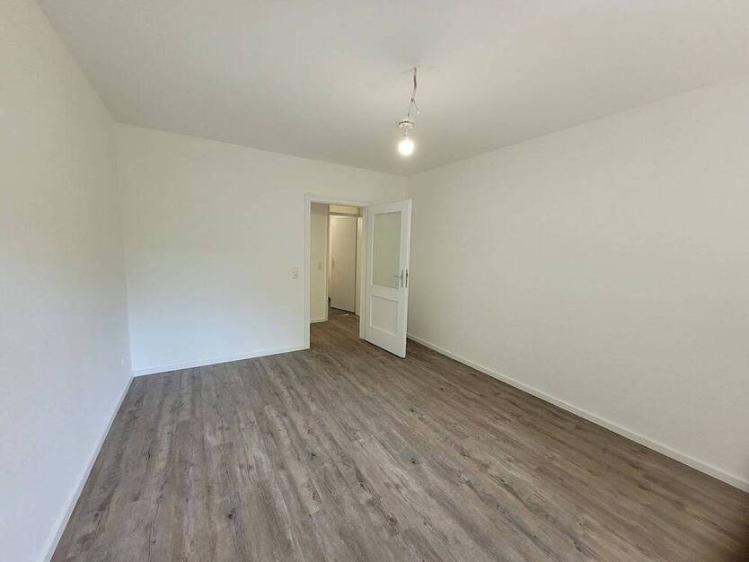 Neue Familie gesucht für Wohnung mit Balkon und frisch saniertem Wannenbad.