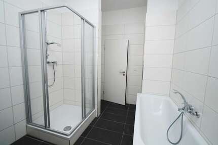 kleine 4-Zi-Whg mit BALKON- Laminat, separate Küche, Wanne+Dusche 4 zimmer