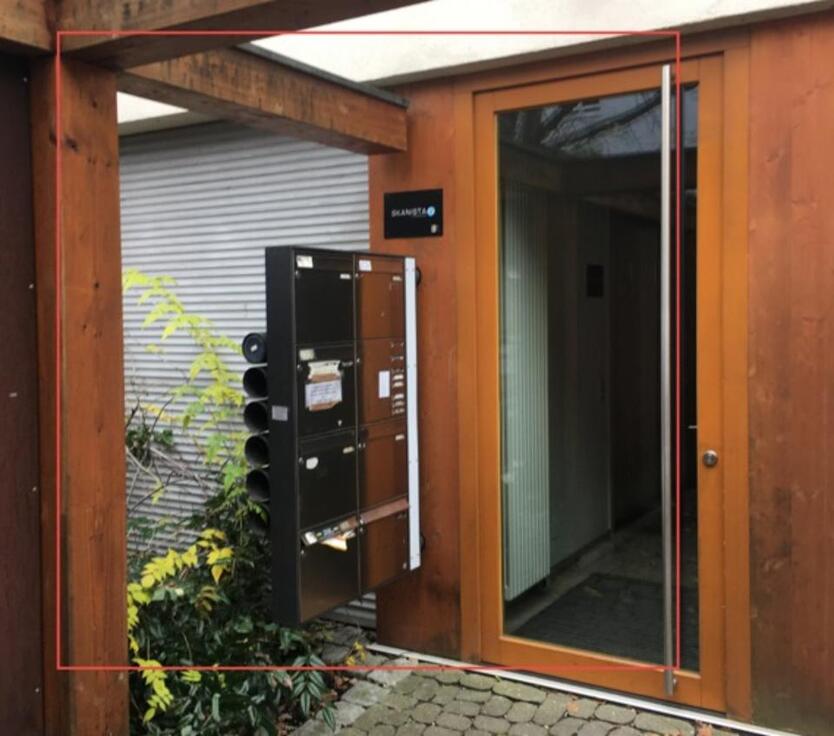 Helles BüroZimmer mit bodentiefen Fenstern in guter Lage