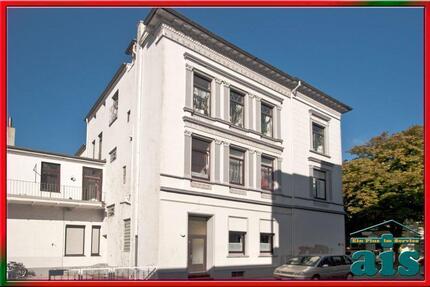 ais-GmbH bietet an: Renovierte 4 Zimmer Wohnung in der Südstadt.