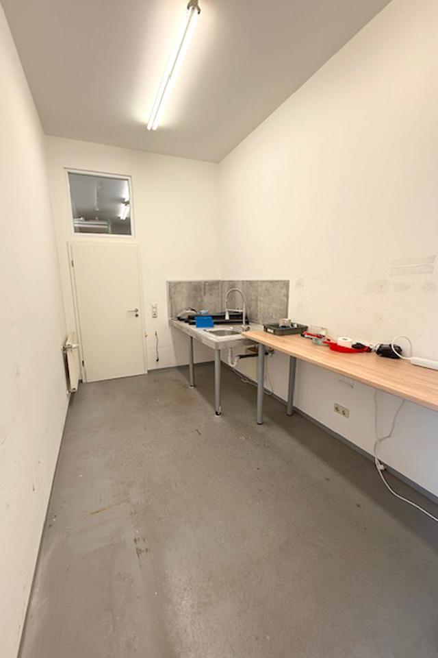 737 m² Büro, Praxis und Lagerhalle sowie zahlreiche Stellplätze in zentraler Lage von Gera zur Miete