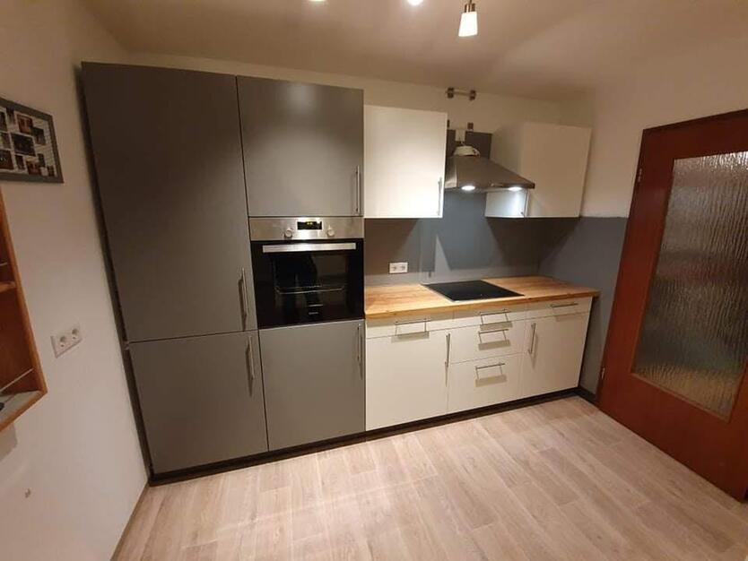 Moderne 2-Zimmer-Dachgeschoßwohnung mit Einbauküche und Balkon - zentral gelegen in Gunzenhausen