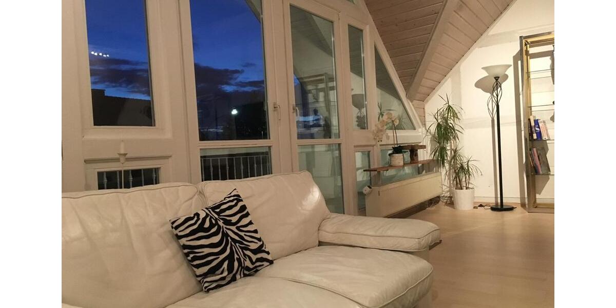 Möblierte, ruhige & lichtdurchflutete Dachgeschoss-Wohnung 2 zimmer